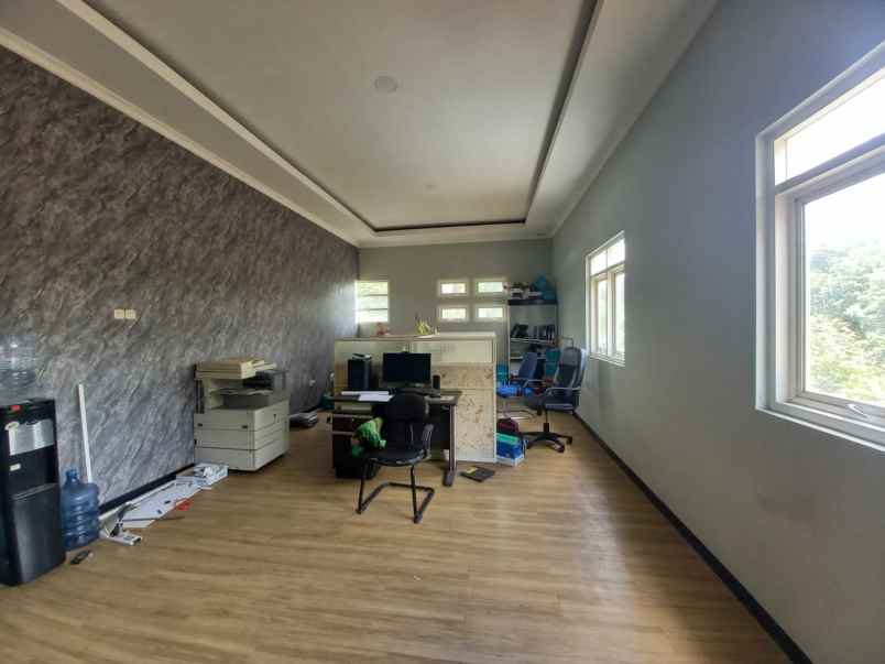 dijual gudang eksklusif tengah kota jember