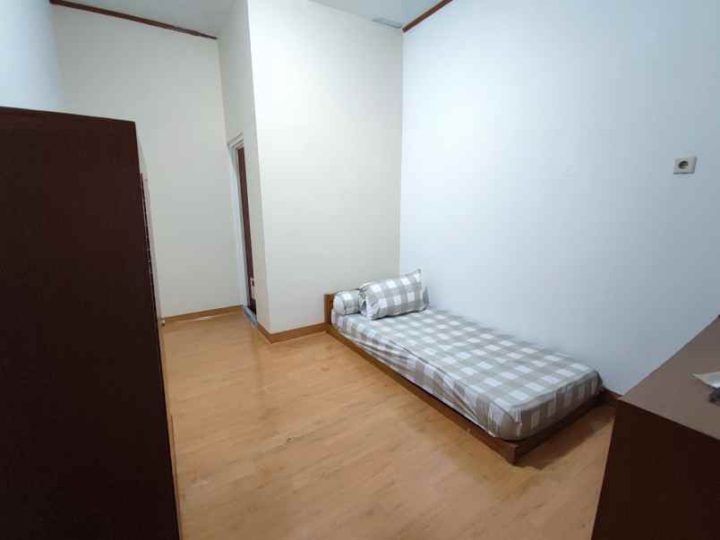 dijual kost jl kampus stan jurangmangu