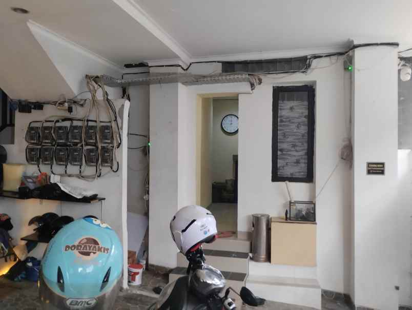 dijual kost karet kuningan