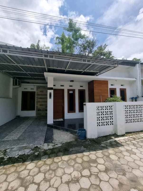 dijual rumah 2 5 km umy