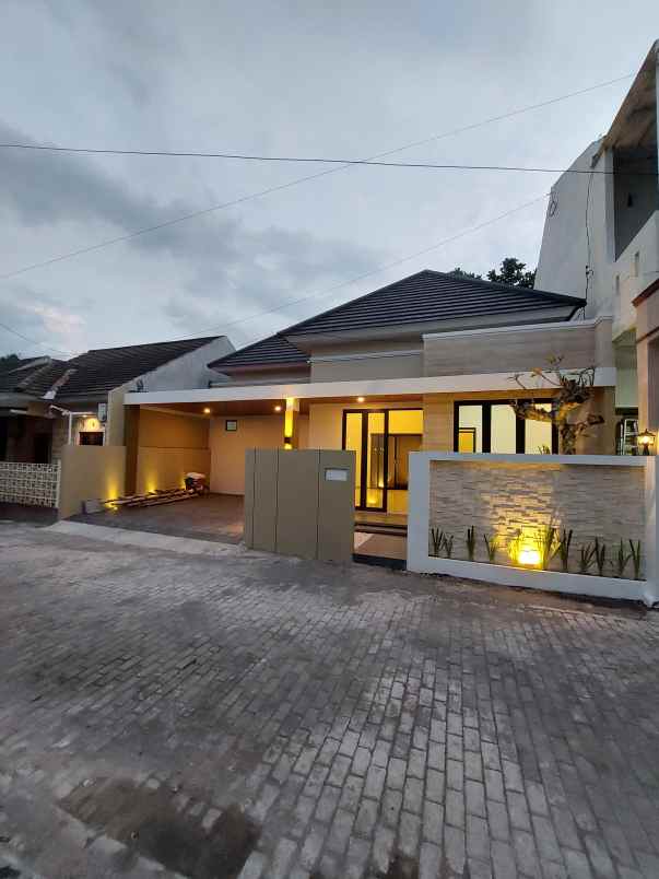 dijual rumah 800 meter pamella 7