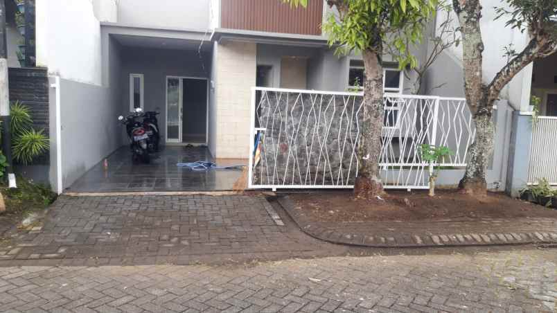 dijual rumah araya