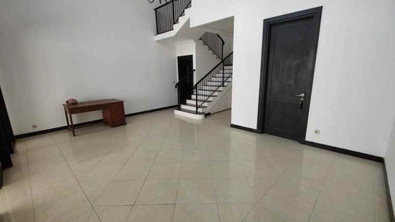 dijual rumah babatan wiyung