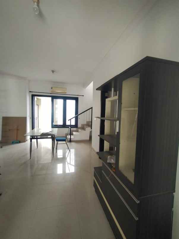 dijual rumah central park a yani