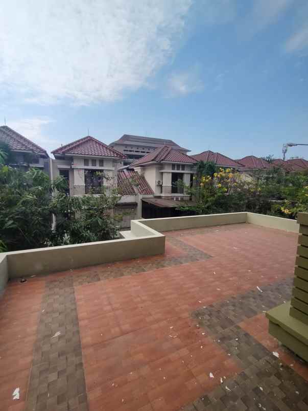 dijual rumah central park a yani