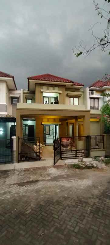 dijual rumah central park a yani