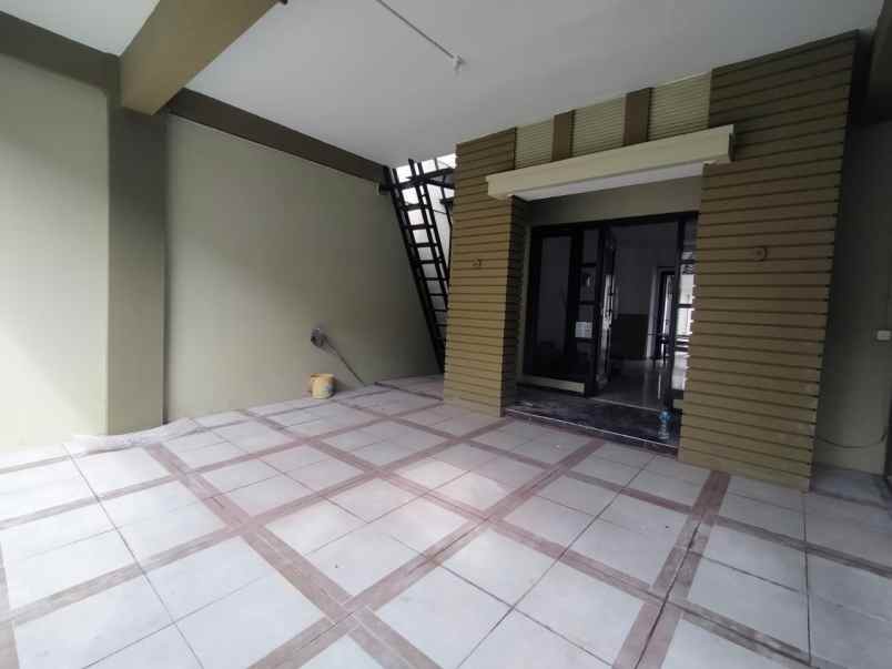 dijual rumah central park a yani