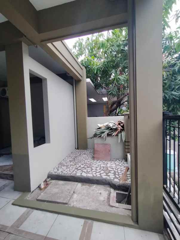 dijual rumah central park a yani