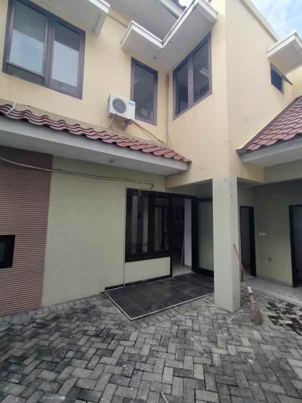 dijual rumah central park a yani