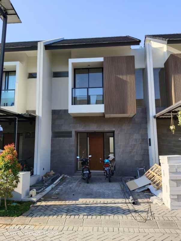 dijual rumah central park juanda