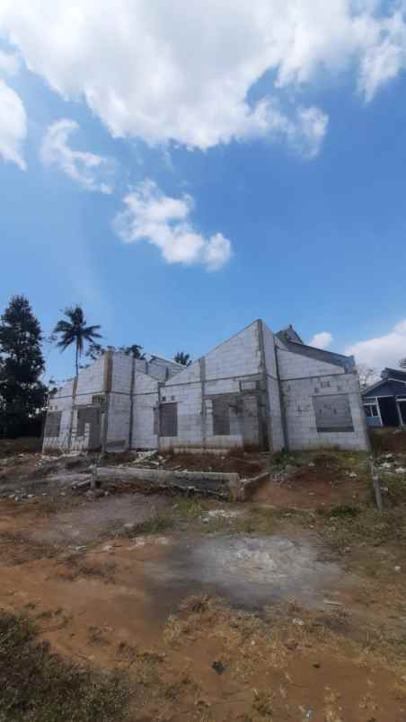 dijual rumah d park city