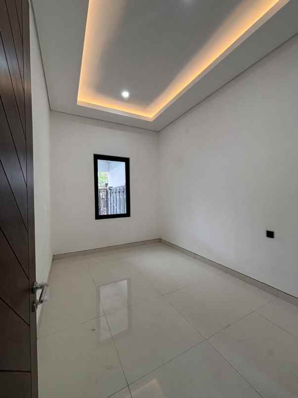 dijual rumah darmo permai