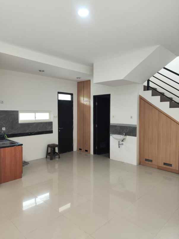 dijual rumah de casa residence lakarsantri