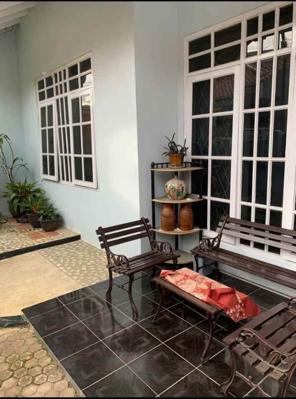 dijual rumah di jl saturnus utara margahayu raya