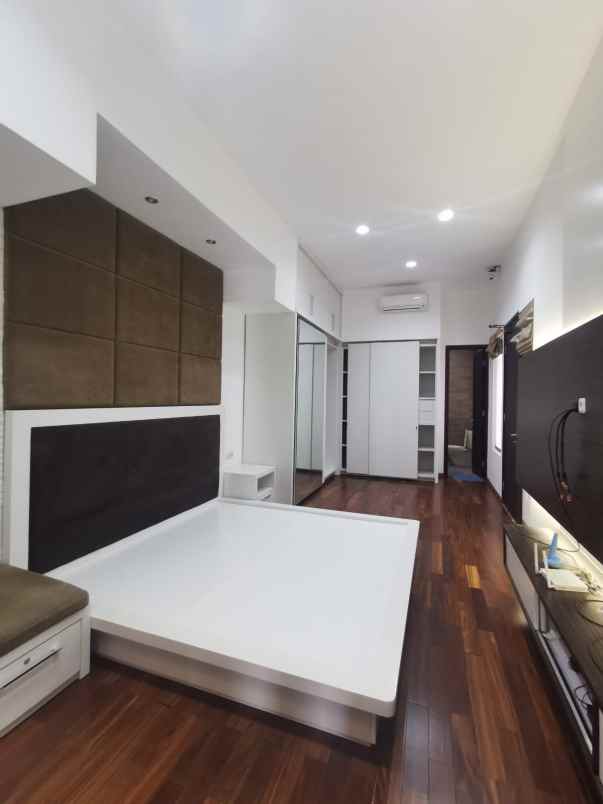 dijual rumah fullerton citraland