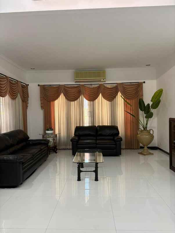 dijual rumah graha famili