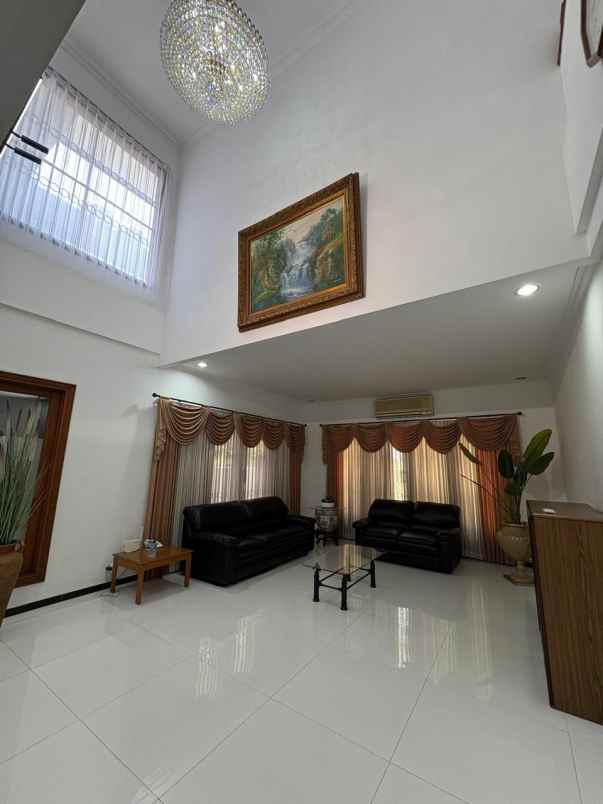 dijual rumah graha famili