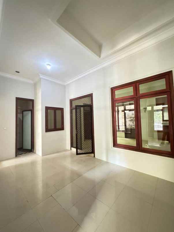 dijual rumah graha santoso regency