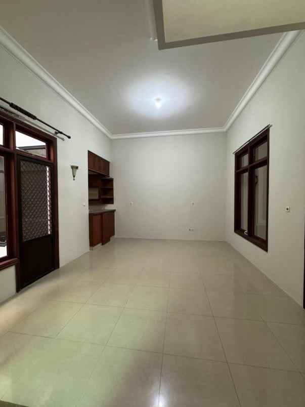 dijual rumah graha santoso regency