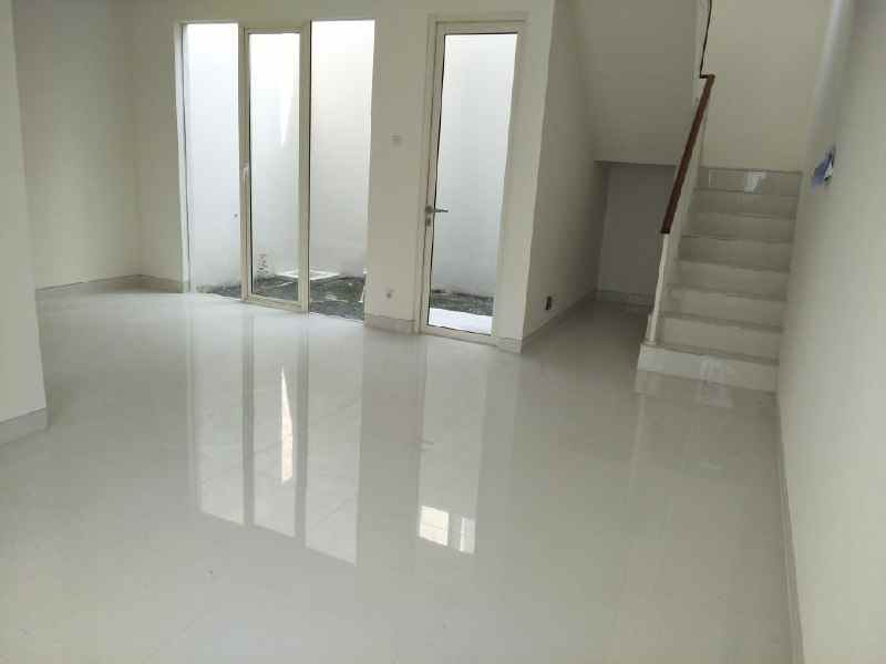 dijual rumah grand pakuwon