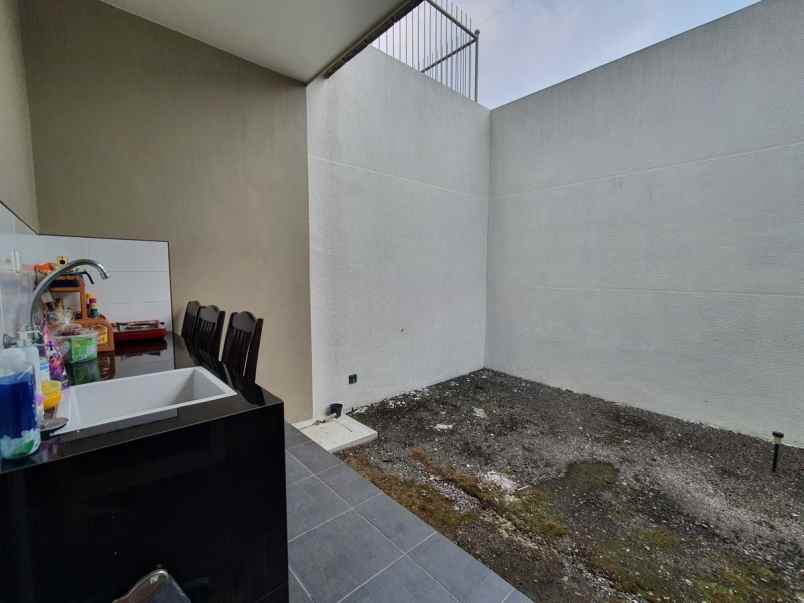 dijual rumah greenlake citraland