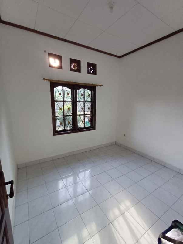 dijual rumah jalan buana raya