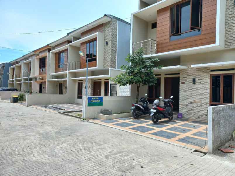 dijual rumah jalan h kocen kalimulya