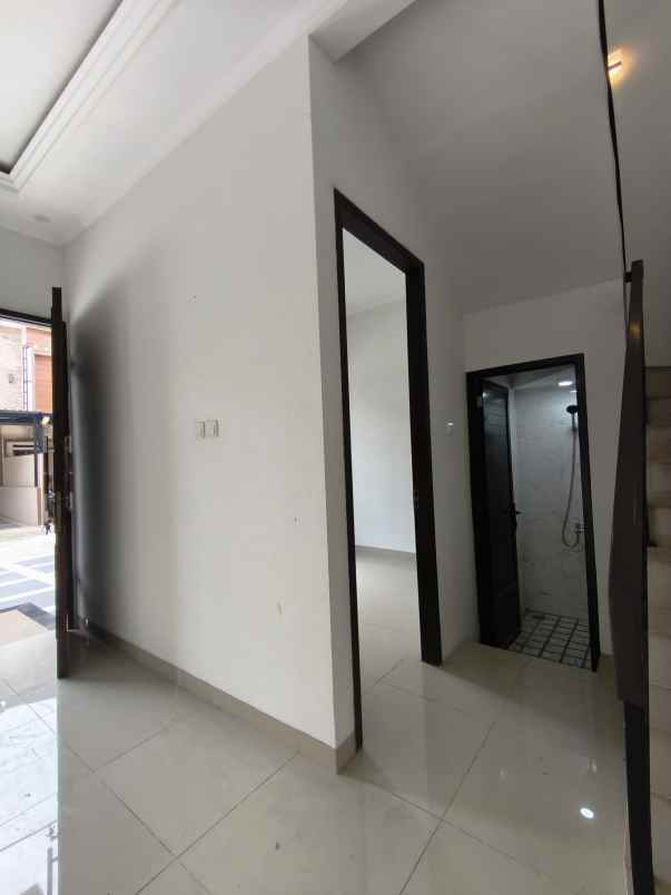 dijual rumah jalan h kochen cilodong