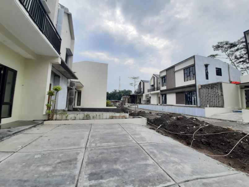 dijual rumah jalan kaliurang km 12