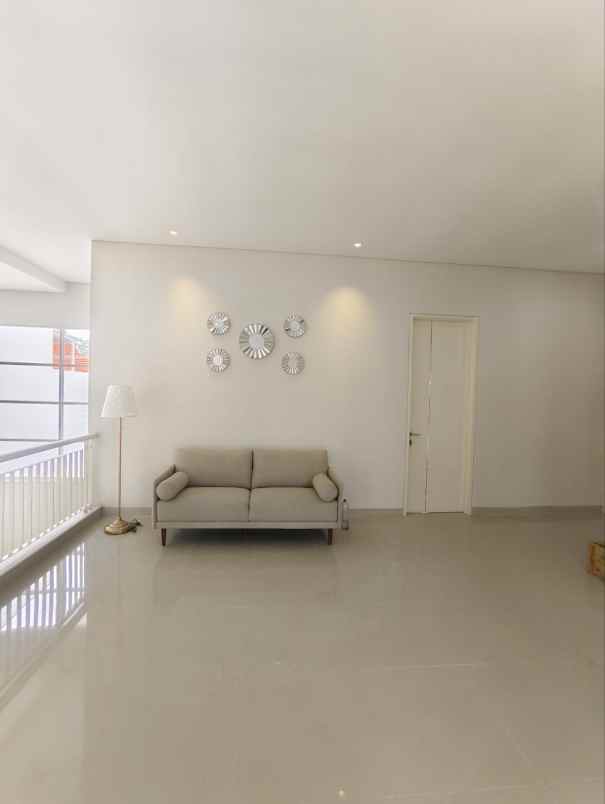 dijual rumah jalan manyar jaya