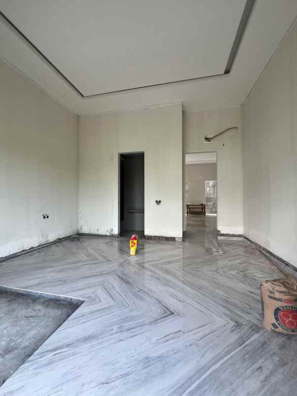 dijual rumah jalan pakuwon indah