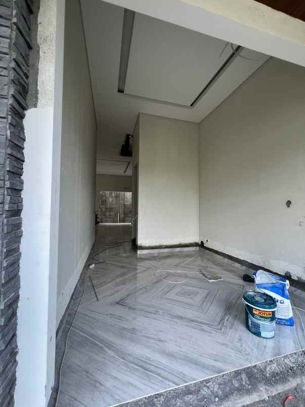 dijual rumah jalan pakuwon indah