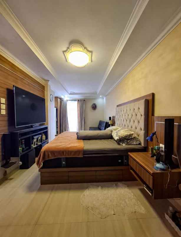 dijual rumah jalan raya bintaro