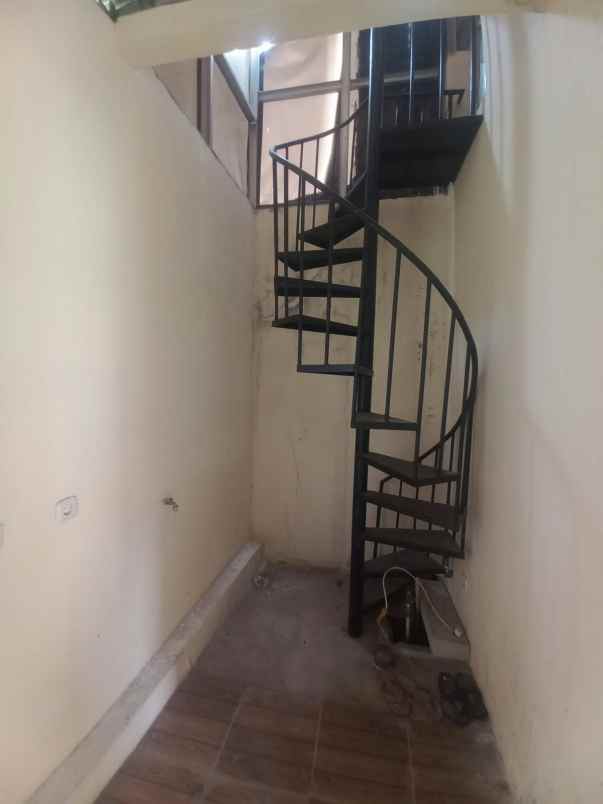 dijual rumah jalan raya kalisuren