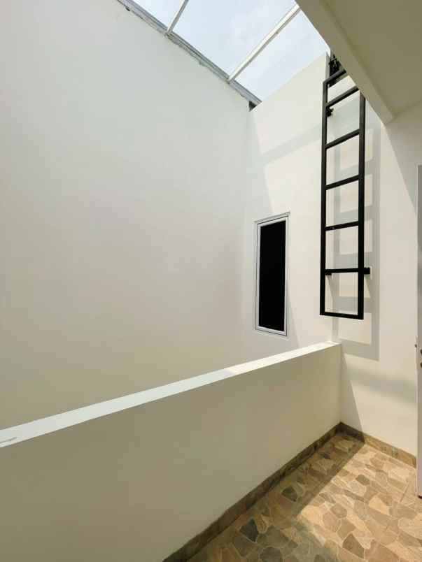 dijual rumah jalan raya komplek dki