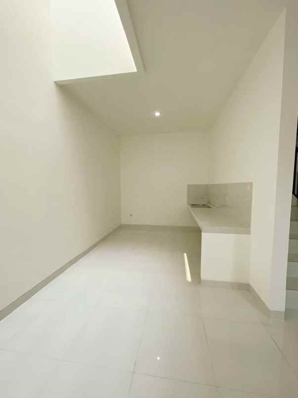 dijual rumah jalan raya komplek dki