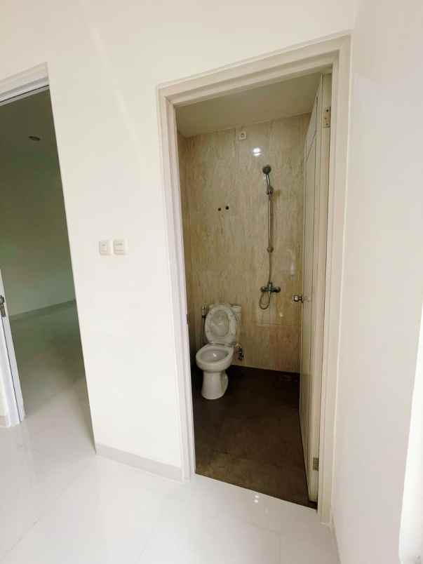 dijual rumah jalan raya komplek dki