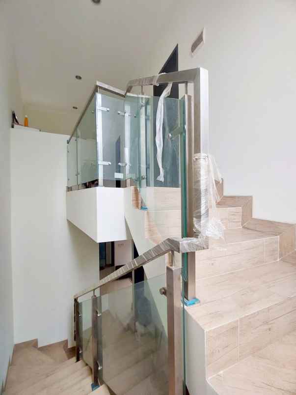 dijual rumah jalan raya lebak bulus