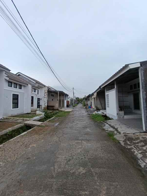 dijual rumah jalan raya megu cisoka