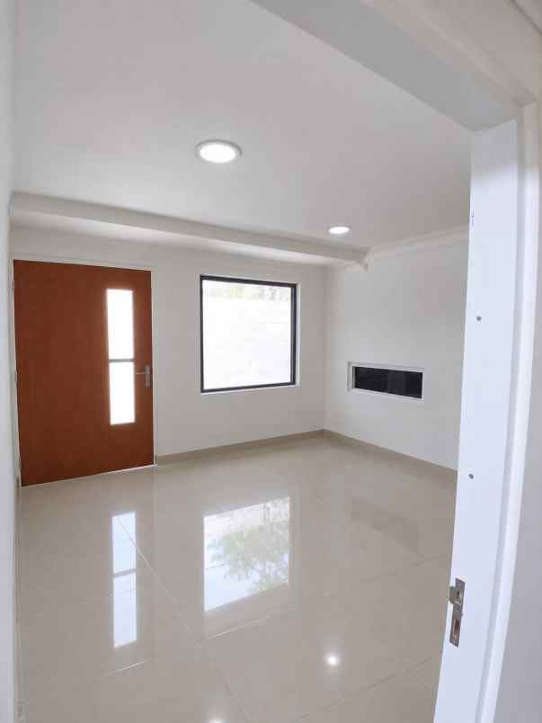 dijual rumah jalan wiyung permai