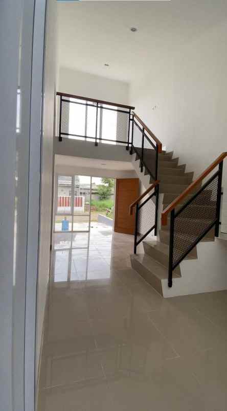 dijual rumah jl batas