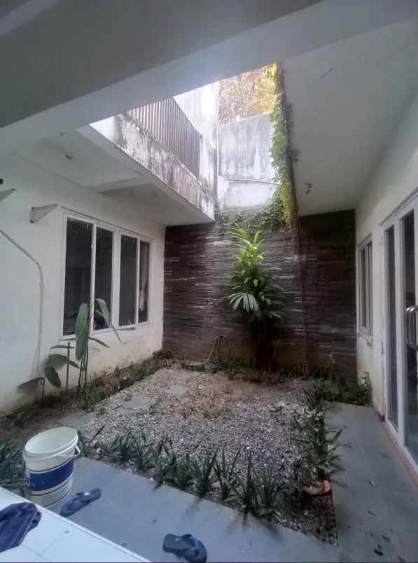 dijual rumah jl darmo permai selatan