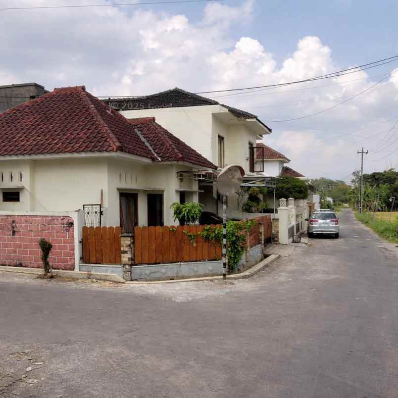 dijual rumah jl kaliurang km 12