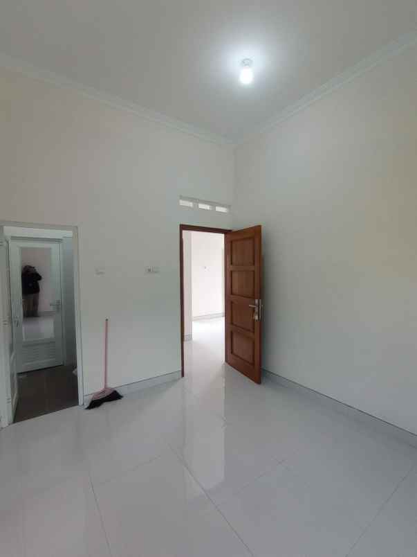 dijual rumah jl kaliurang km 8