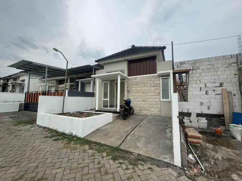 dijual rumah jl pelabuhan bakahuni sukun