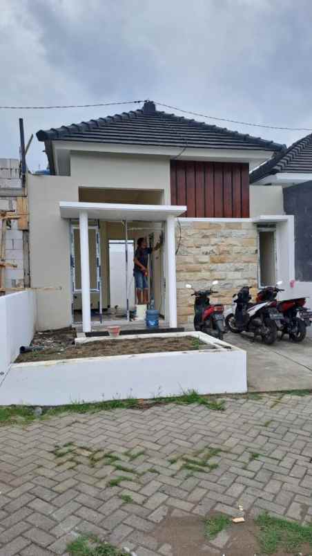 dijual rumah jl pelabuhan bakahuni sukun