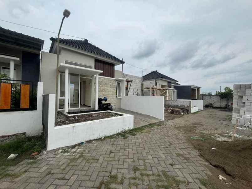 dijual rumah jl pelabuhan bakahuni sukun