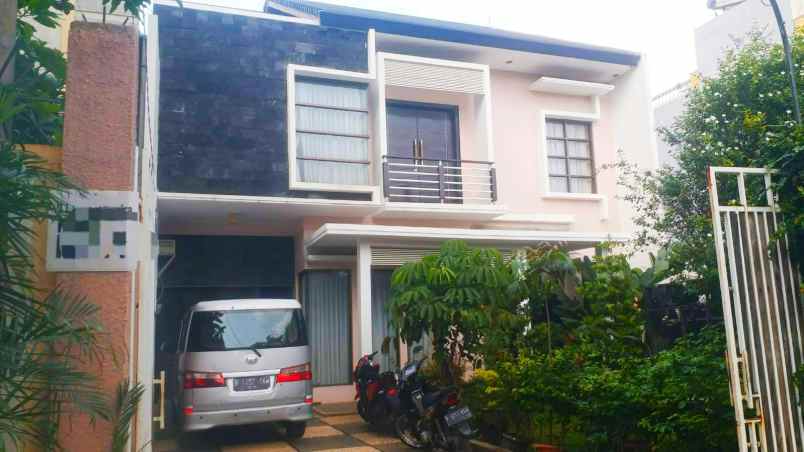 dijual rumah jl selat makasar duren