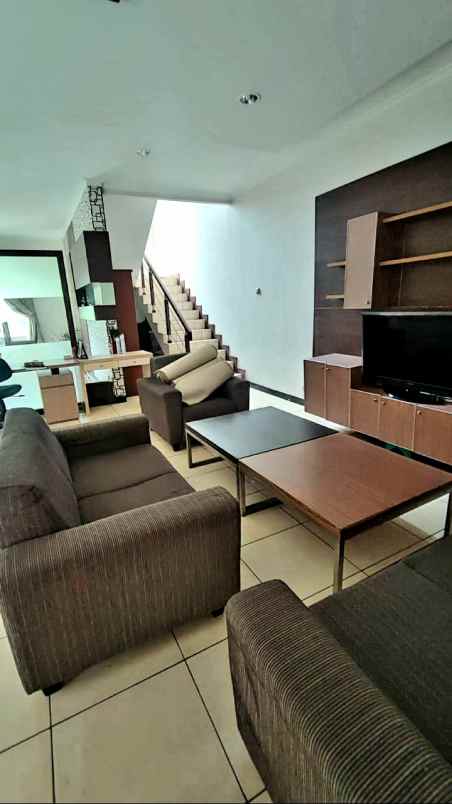 dijual rumah jl setraduta