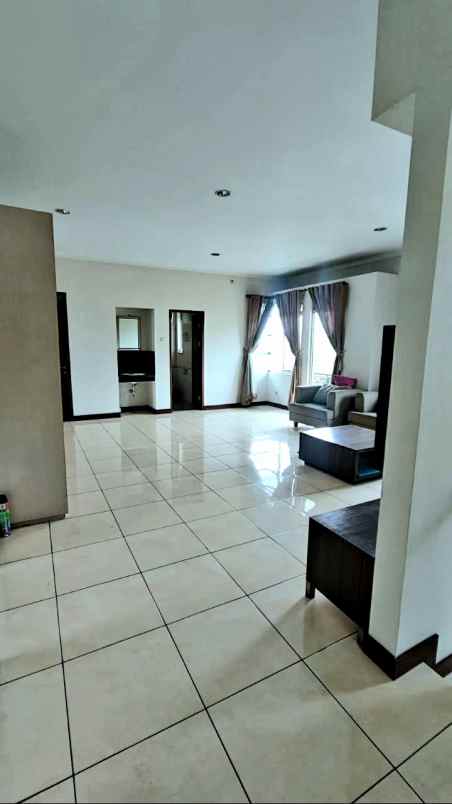 dijual rumah jl setraduta